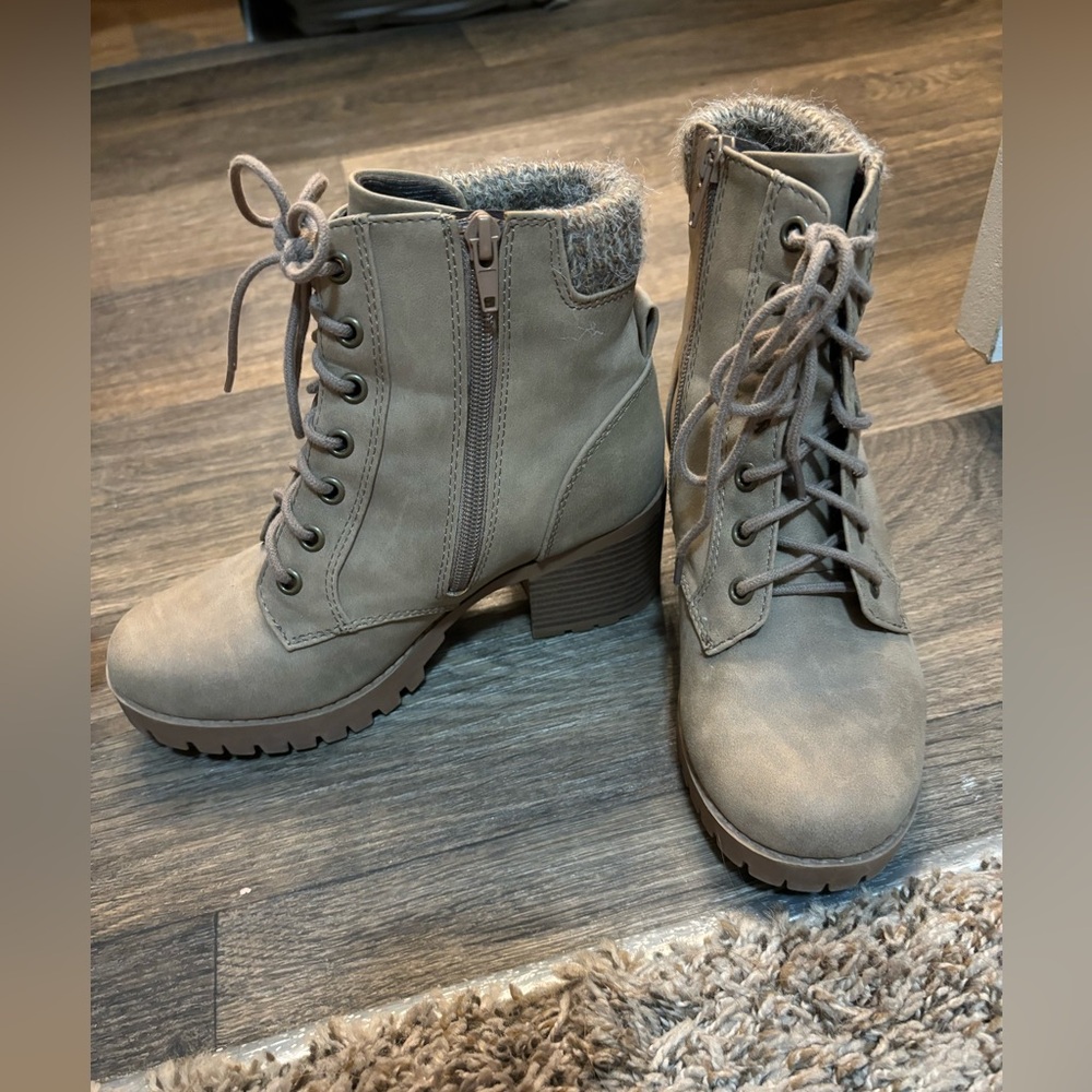 Boots - Picture 2 of 6